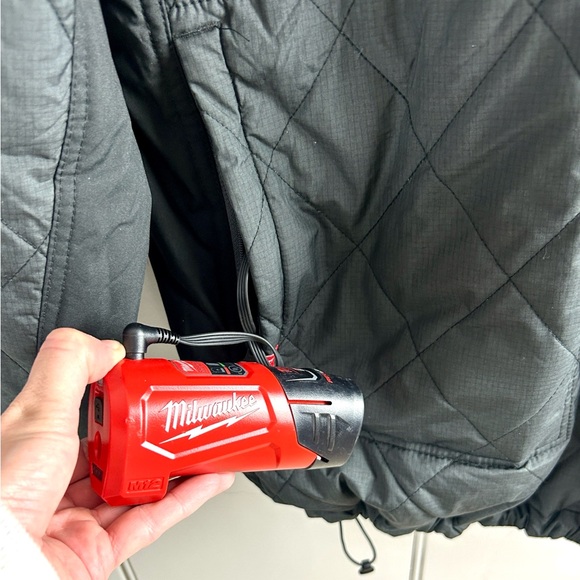 MOVING SALE🔥 Milwaukee M12 Heated AXIS Jacket Black Size XL With Battery Pack 🔥 - Picture 6 of 10